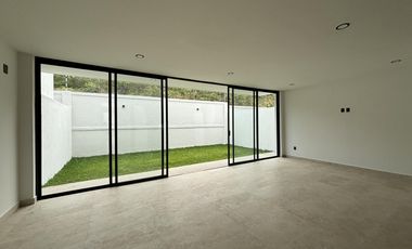 LOMAS DEL DORADO, Casa en VENTA con amplio jardin, estancia de TV y 3 recamaras con baño