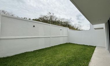 LOMAS DEL DORADO, Casa en VENTA con amplio jardin, estancia de TV y 3 recamaras con baño