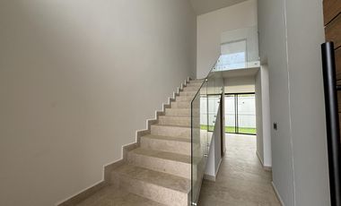 LOMAS DEL DORADO, Casa en VENTA con amplio jardin, estancia de TV y 3 recamaras con baño