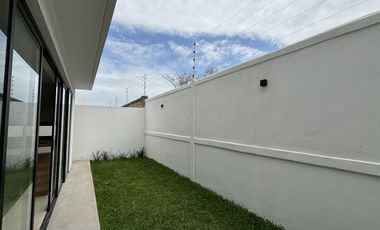 LOMAS DEL DORADO, Casa en VENTA con recamara en planta baja y 3 en planta alta, jardin y estancia de TV