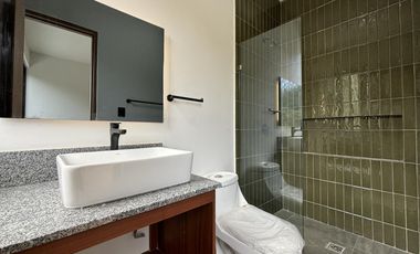 LOMAS DEL DORADO, Casa en VENTA con recamara en planta baja y 3 en planta alta, jardin y estancia de TV