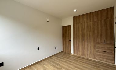 LOMAS DEL DORADO, Casa en VENTA con recamara en planta baja y 3 en planta alta, jardin y estancia de TV