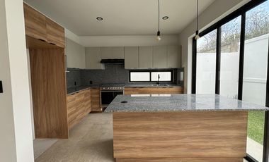 LOMAS DEL DORADO, Casa en VENTA con recamara en planta baja y 3 en planta alta, jardin y estancia de TV