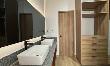 LOMAS DEL DORADO, Casa en VENTA con recamara en planta baja y 3 en planta alta, jardin y estancia de TV