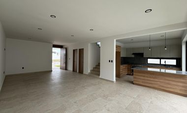 LOMAS DEL DORADO, Casa en VENTA con recamara en planta baja y 3 en planta alta, jardin y estancia de TV