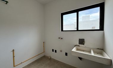 LOMAS DEL DORADO, Casa en VENTA con recamara en planta baja y 3 en planta alta, jardin y estancia de TV