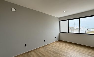 LOMAS DEL DORADO, Casa en VENTA con recamara en planta baja y 3 en planta alta, jardin y estancia de TV