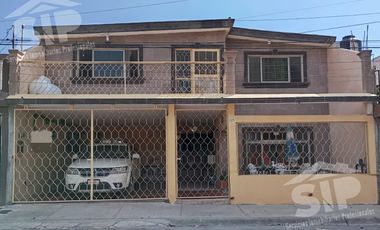 Amplia casa en venta, Fraccionamiento Oceanía.