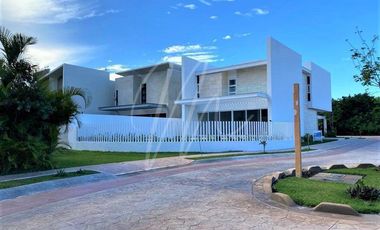 Casa en venta en Cancun Lagos del sol