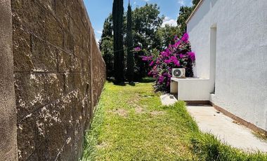 Amplia casa de un Piso en Venta en Los Valdez