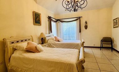 Amplia casa de un Piso en Venta en Los Valdez