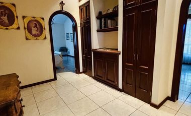 Amplia casa de un Piso en Venta en Los Valdez