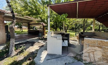 Amplia casa de un Piso en Venta en Los Valdez