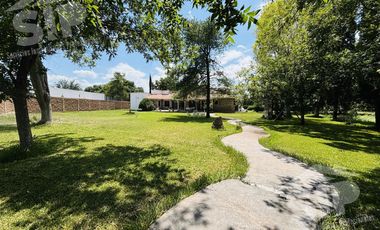 Amplia casa de un Piso en Venta en Los Valdez