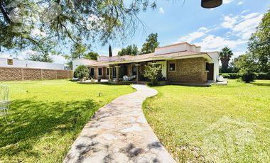 Amplia casa de un Piso en Venta en Los Valdez