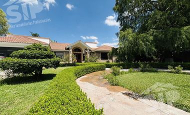 Amplia casa de un Piso en Venta en Los Valdez