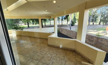 Casa Venta OPORTUNIDAD en Club de Golf Erandeni colinda campo de golf