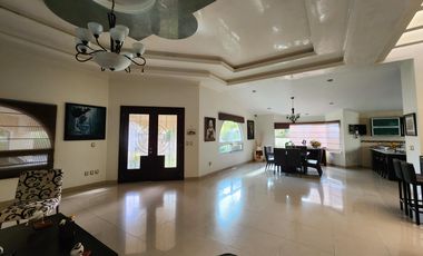 Casa Venta OPORTUNIDAD en Club de Golf Erandeni colinda campo de golf