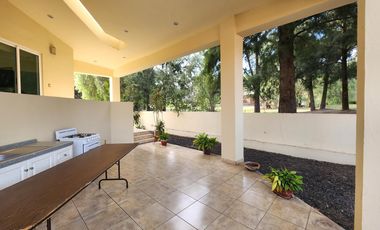 Casa Venta OPORTUNIDAD en Club de Golf Erandeni colinda campo de golf