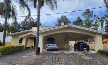 Casa Venta OPORTUNIDAD en Club de Golf Erandeni colinda campo de golf