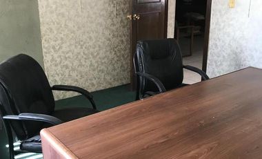 Estacionamiento y oficina, viva de sus rentas