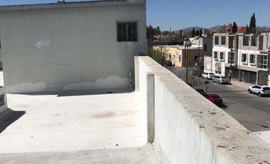 Estacionamiento y oficina, viva de sus rentas