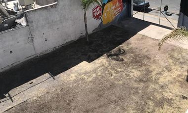 Estacionamiento y oficina, viva de sus rentas