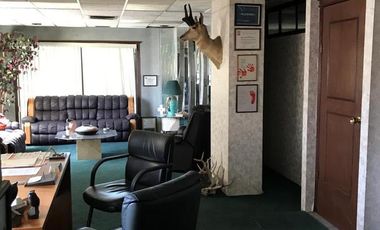 Estacionamiento y oficina, viva de sus rentas