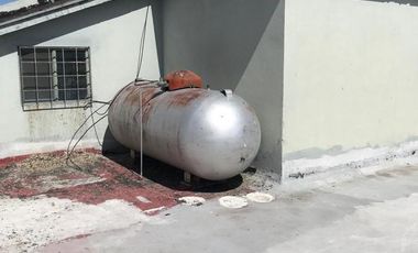 Estacionamiento y oficina, viva de sus rentas