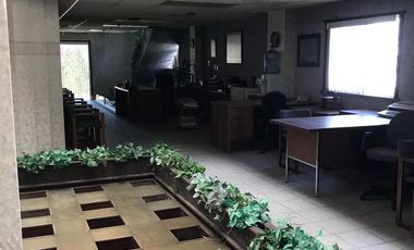 Estacionamiento y oficina, viva de sus rentas