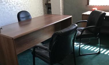 Estacionamiento y oficina, viva de sus rentas