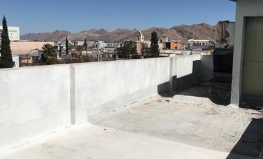 Estacionamiento y oficina, viva de sus rentas