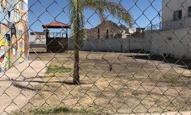 Estacionamiento y oficina, viva de sus rentas