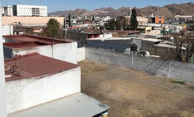 Estacionamiento y oficina, viva de sus rentas