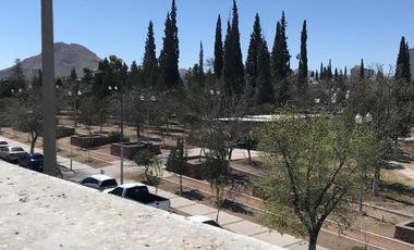 Estacionamiento y oficina, viva de sus rentas