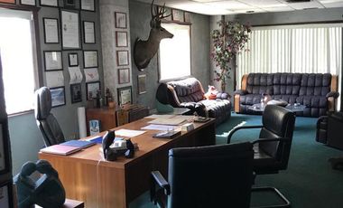 Estacionamiento y oficina, viva de sus rentas