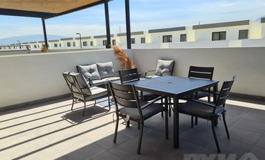 Casa en venta cerca de Cumbres Dominio 3 niveles, terraza y patio.