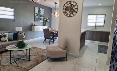 Casa en venta cerca de Cumbres Dominio 3 niveles, terraza y patio.