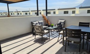 Casa en venta cerca de Cumbres Dominio 3 niveles, terraza y patio.