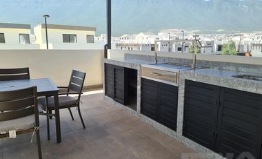 Casa en venta cerca de Cumbres Dominio 3 niveles, terraza y patio.