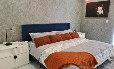 Casa en venta cerca de Cumbres Dominio 3 niveles, terraza y patio.