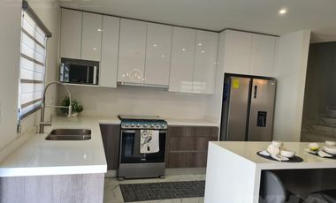 Casa en venta cerca de Cumbres Dominio 3 niveles, terraza y patio.