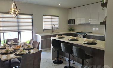 Casa en venta cerca de Cumbres Dominio 3 niveles, terraza y patio.