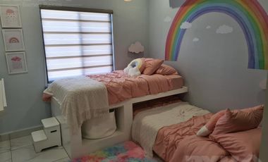 Casa en venta cerca de Cumbres Dominio 3 niveles, terraza y patio.