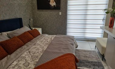 Casa en venta cerca de Cumbres Dominio 3 niveles, terraza y patio.