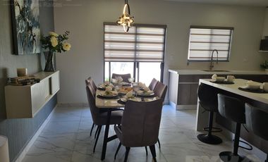 Casa en venta cerca de Cumbres Dominio 3 niveles, terraza y patio.