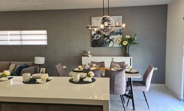 Casa en venta cerca de Cumbres Dominio 3 niveles, terraza y patio.