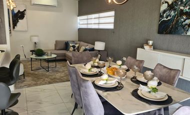 Casa en venta cerca de Cumbres Dominio 3 niveles, terraza y patio.