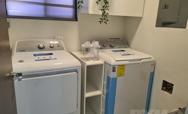 Casa en venta cerca de Cumbres Dominio 3 niveles, terraza y patio.