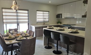 Casa en venta cerca de Cumbres Dominio 3 niveles, terraza y patio.